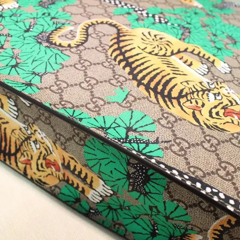 G*u*i tote bags 19gm0012