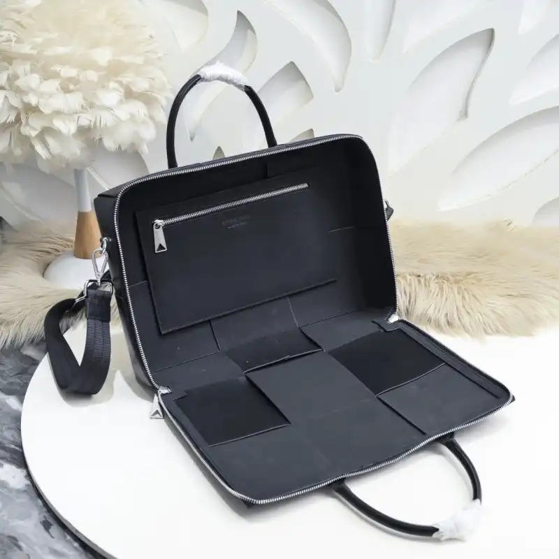 b0tt*ga Ven*ta bags 2406ya0001