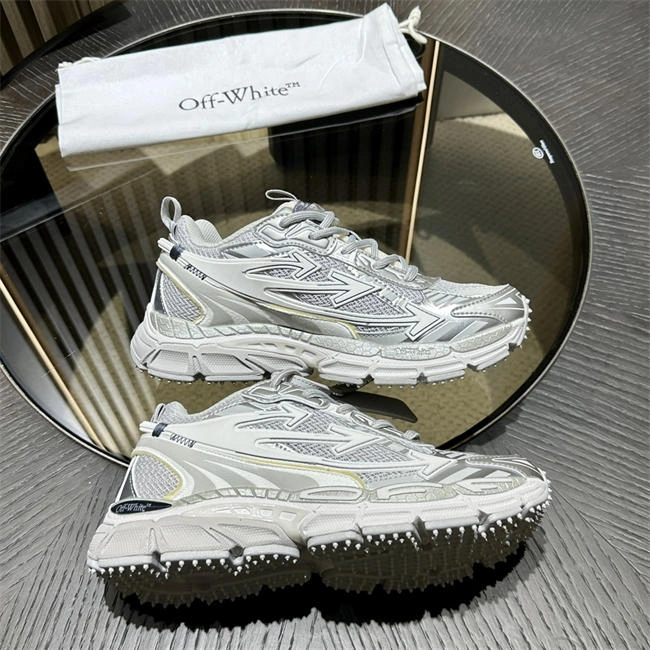 Elegant Off-White Sneaker 3099